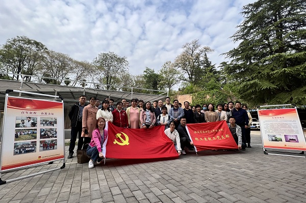 e6383326d70441a8a31ac39bd5b2f1cf.jpg 师生合影.jpg