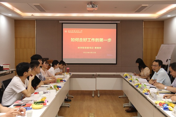 306d751c626c477a8b3a23e1e3dbdcee.jpg 黄明学讲党课.JPG