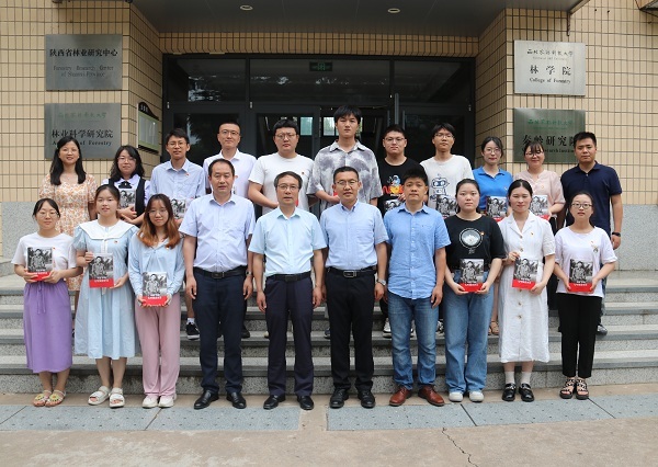 4e60b35314f7417ca20f6207415189c2.jpg 毕业生代表合影留念.JPG