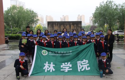 1e448c956bfe48ae987c2f2aedda49f1.jpg 校训合影(1).jpg